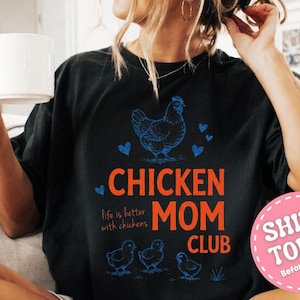 Chicken Mom Club Shirt, Funny Chicken Lover Tee, Farm Life Apparel, Backyard Poultry Enthusiast, Homesteading Clothing, Chicken Lady Outfit imagem 3