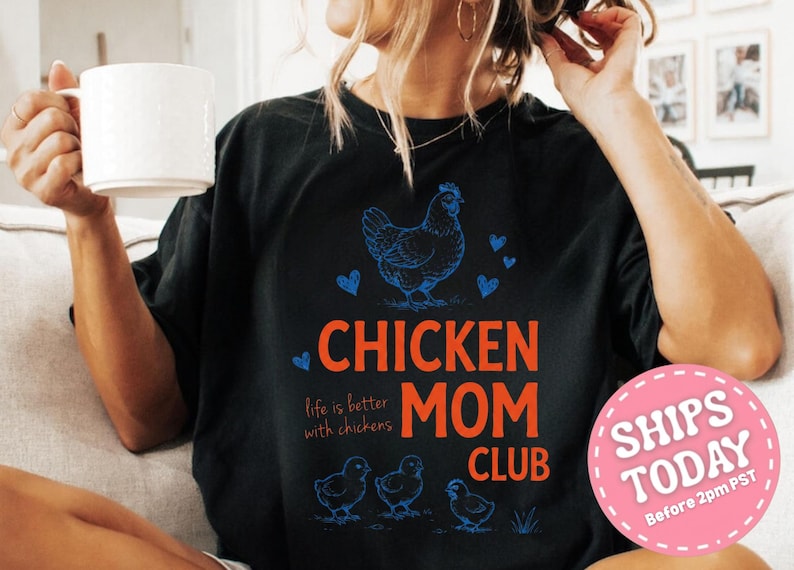 Chicken Mom Club Shirt, Funny Chicken Lover Tee, Farm Life Apparel, Backyard Poultry Enthusiast, Homesteading Clothing, Chicken Lady Outfit imagem 3