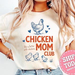Chicken Mom Club Shirt, Funny Chicken Lover Tee, Farm Life Apparel, Backyard Poultry Enthusiast, Homesteading Clothing, Chicken Lady Outfit imagem 1