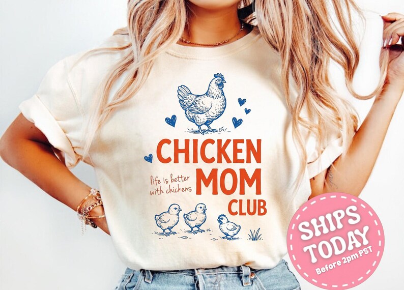 Chicken Mom Club Shirt, Funny Chicken Lover Tee, Farm Life Apparel, Backyard Poultry Enthusiast, Homesteading Clothing, Chicken Lady Outfit imagem 1