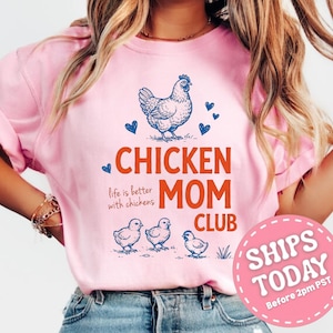 Chicken Mom Club Shirt, Funny Chicken Lover Tee, Farm Life Apparel, Backyard Poultry Enthusiast, Homesteading Clothing, Chicken Lady Outfit imagem 2