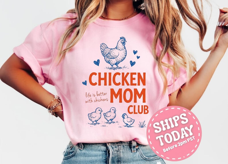 Chicken Mom Club Shirt, Funny Chicken Lover Tee, Farm Life Apparel, Backyard Poultry Enthusiast, Homesteading Clothing, Chicken Lady Outfit imagem 2