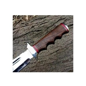 K&ouml;nnte beinhalten: Nahaufnahme eines Jagdmessers mit braunem Holzgriff und silberner Klinge. Der Griff hat eine rote Akzentlinie und einen strukturierten Griff.