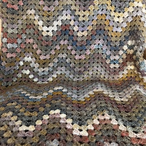 Manta de crochet de colores intensos: patrón: repetición de una fila.