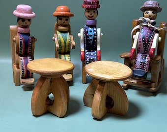 Personnages et tables en bois artisanaux créés par Martin Parker