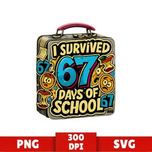 Op de afbeelding: Een grijze lunchbox met een roze handvat en de tekst "I Survived 67 Days of School". De lunchbox heeft kleurrijke cartoonafbeeldingen van voedsel en het nummer 67.