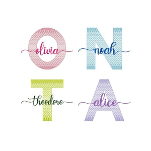 Puede incluir: Cuatro letras bordadas: O, N, T y A, cada una con un nombre en cursiva. La letra O es rosa con "olivia" en cursiva rosa. La letra N es azul con "noah" en cursiva azul. La letra T es amarilla con "theodore" en cursiva verde. La letra A es morada con "alice" en cursiva morada.