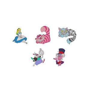 Op de afbeelding: Geborduurde patches met personages uit Alice in Wonderland. Inclusief Alice in een blauwe jurk, de Cheshire Cat met roze strepen, een blauwe kat, het Witte Konijn met een zakhorloge en de Mad Hatter.