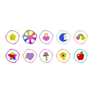 Op de afbeelding: Een verzameling van tien kleurrijke geborduurde patches met verschillende ontwerpen. De patches bevatten een lachende ster, een hart met regenboogstralen, een hartvormig slot, een maan met ster, een regenboog met een lachend hart en ster, een bloem met een hart, een hartballon, een roos, een trofee en een appel.