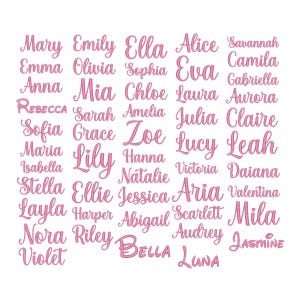 Op de afbeelding: Een verzameling namen in een roze, cursieve lettertype. Namen zijn onder meer Mary, Emily, Ella, Alice, Savannah, Emma, Olivia, Sophia, Eva, Camila, Anna, Mia, Chloe, Laura, Aurora, Rebecca, Sarah, Amelia, Julia, Claire, Sofia, Grace, Zoe, Lucy, Leah, Isabella, Lily, Hanna, Natalie, Victoria, Daiana, Stella, Ellie, Jessica, Aria, Valentina, Layla, Harper, Abigail, Scarlett, Mila, Nora, Riley, Bella, Audrey, Jasmine, Violet en Luna.