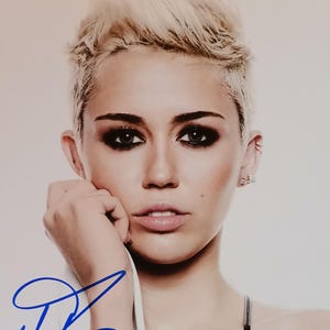 Miley Cyrus, Something Beautiful, Autogramm Original signiertes 10 x 8 inch Photo