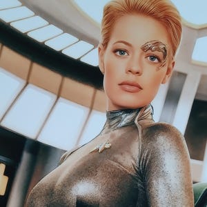 Può includere: Ritratto di una donna con capelli biondi corti, che indossa un'uniforme grigio-argento con un'emblema a forma di stella. Ha un segno sul viso e una firma blu. Lo sfondo presenta un interno futuristico con pannelli simili a finestre.