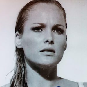 ウルスラ・アンドレス、直筆サイン入りオリジナル10 x 8インチ写真、ジェームズ・ボンド007ドクター・ノオ、ボンドガール、Coa