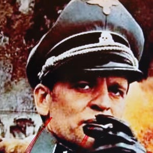 Peut inclure: Photographie vintage d'un homme en uniforme militaire, portant une casquette avec un emblème de crâne. L'uniforme comprend une chemise de couleur claire et un gant noir. L'image est signée à l'encre rouge.