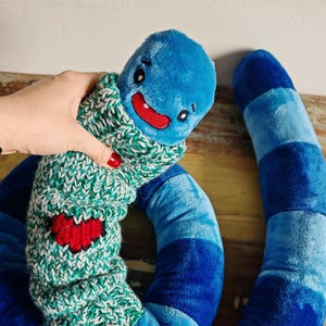 Riesiger lächelnder Wurm aus Plüsch mit gestricktem Rollkragenpullover, lustiges Fantasy-Tier, lustiges Wohndekor, blauer Wurm mit gesticktem Herz, 200 cm