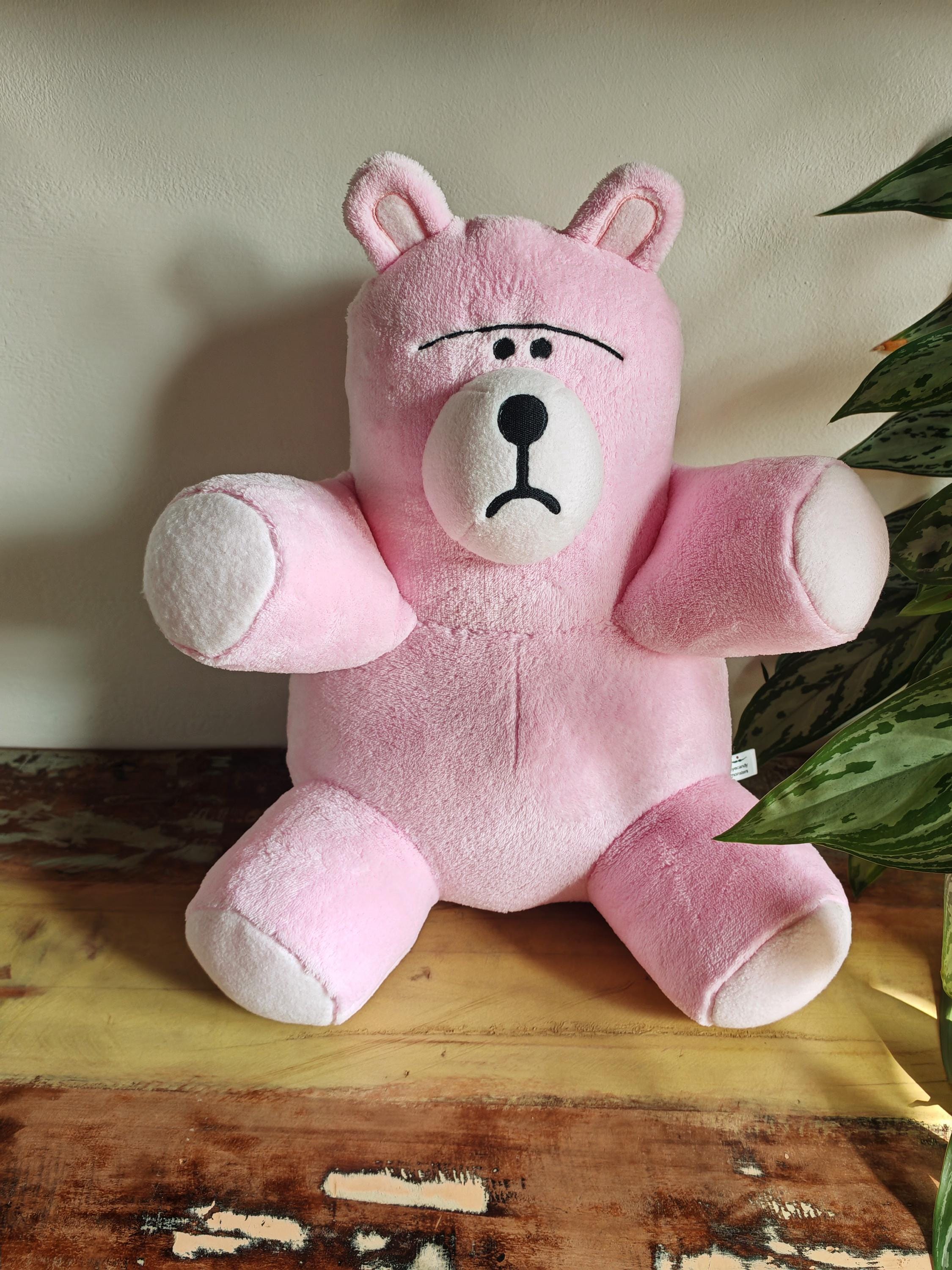 トイ・ストーリー（1995年）をモチーフにしたピンクのクマのぬいぐるみ