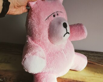 トイ・ストーリー（1995年）をモチーフにしたピンクのクマのぬいぐるみ