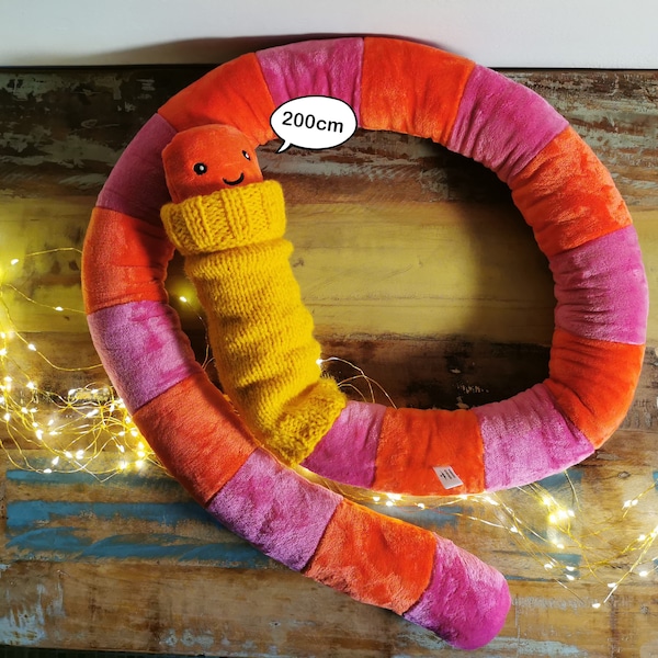 Peluche ver géant avec col roulé tricoté, orange-rose 200 cm, créature étrange drôle et fantaisiste, peluche ver qui se tortille