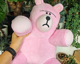 トイ・ストーリー（1995年）をモチーフにしたピンクのクマのぬいぐるみ