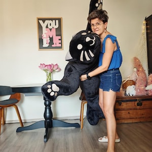 Jätte svart kattplysch, replika av katten Komi kan inte kommunicera, 183 cm