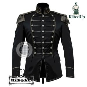 Puede incluir: Chaqueta negra de estilo militar con botones y ribetes plateados. La chaqueta presenta charreteras con flecos y un cuello alto con bordados decorativos. La marca "KiltedUp" es visible en varios lugares.