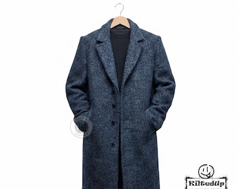 Puede incluir: Abrigo de espiga de lana azul marino. El abrigo tiene un diseño clásico, con cuello con solapas, cierre de tres botones y dos bolsillos delanteros. El texto "Mens Wool Herringbone Overcoat" está en la parte superior.