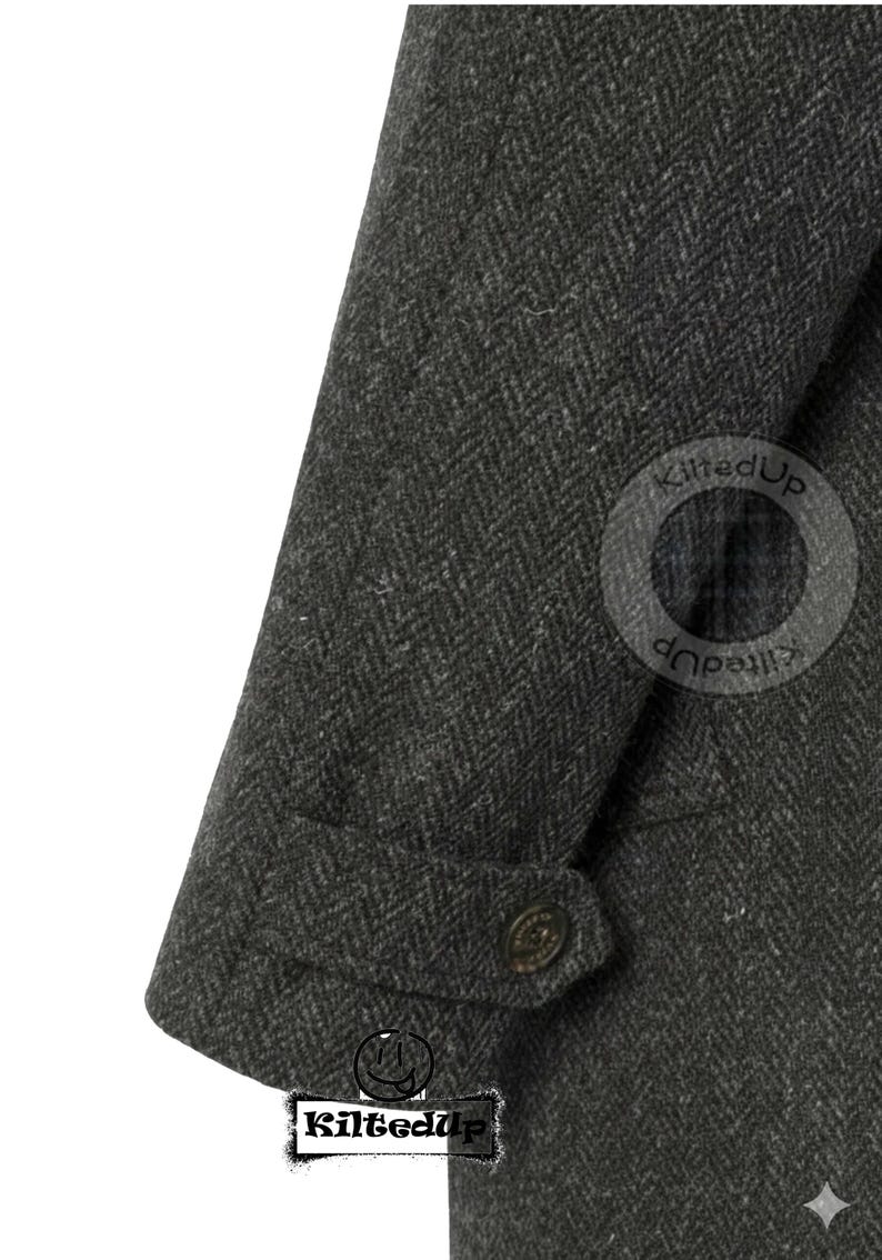 Puede incluir: Primer plano de una manga de chaqueta de tweed gris oscuro. La tela tiene un patr&oacute;n de espiga. Se ve un pu&ntilde;o abotonado y un peque&ntilde;o logotipo. La chaqueta parece ser parte de una colecci&oacute;n de ropa formal.