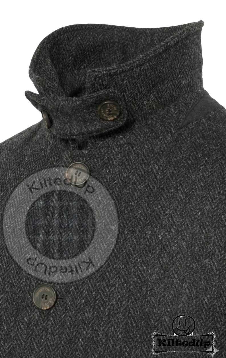 Puede incluir: Primer plano de una chaqueta de tweed gris oscuro con cuello alto y detalles de botones. La chaqueta tiene un aspecto texturizado y cierre de botones. El cuello est&aacute; dise&ntilde;ado para mantenerse erguido. El texto "Kiltedup" es visible.
