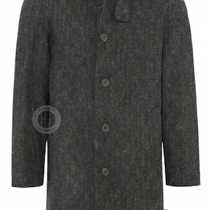 Puede incluir: Un abrigo gris oscuro con estampado de espiga, solapa con muescas y cierre de botones. El abrigo tiene un dise&ntilde;o cl&aacute;sico y es adecuado para el clima fr&iacute;o. El abrigo mide aproximadamente 102 cm de largo.