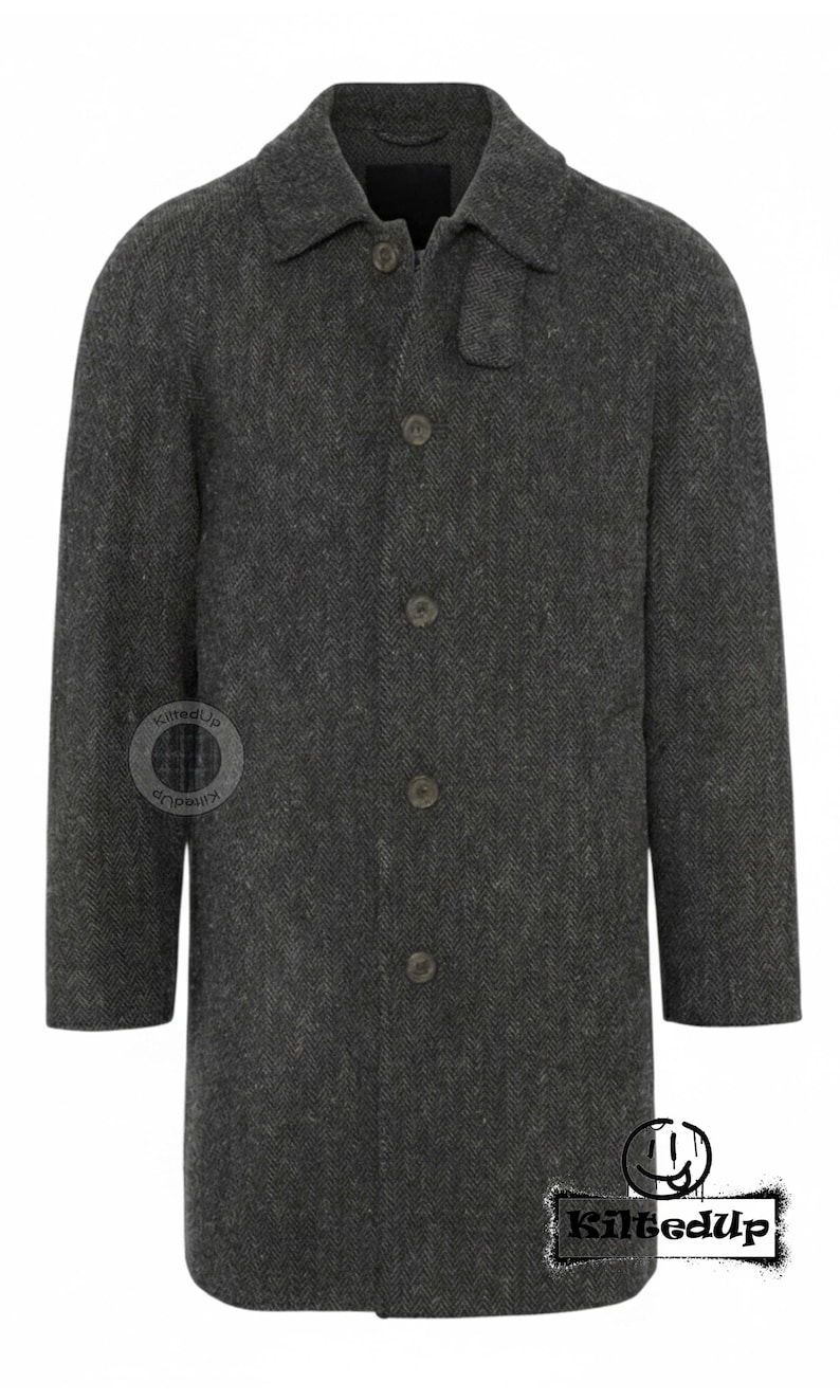 Puede incluir: Un abrigo gris oscuro con estampado de espiga, solapa con muescas y cierre de botones. El abrigo tiene un dise&ntilde;o cl&aacute;sico y es adecuado para el clima fr&iacute;o. El abrigo mide aproximadamente 102 cm de largo.