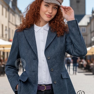 Puede incluir: Una blazer azul con diseño de espiga, camisa blanca con cuello y gorra de cuadros marrón. La blazer tiene tres botones y un cinturón morado. También se muestra el logo de "KiltedUp".