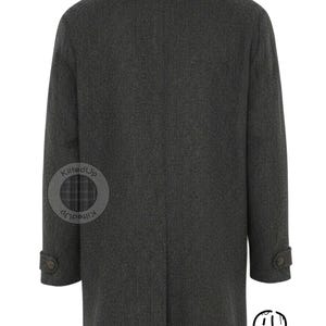 Puede incluir: Abrigo gris oscuro con estampado de espiga, solapa con muescas y cierre de dos botones. El abrigo tiene dos bolsillos laterales y pu&ntilde;os abotonados. Vista trasera con abertura en el bajo. El logotipo de la marca "KiltedUp" es visible.