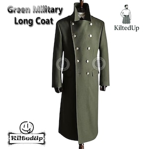 Pode incluir: Casaco militar longo verde com botões prateados. O casaco tem um design de abotoamento duplo e um comprimento longo. O texto "Green Military Long Coat" está no canto superior esquerdo. O logotipo da marca "KiltedUp" está no canto superior direito e inferior esquerdo.