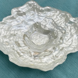 Plat en verre coquilles d'huîtres irisées opalescentes - Bibelot côtier, bol à savon ou à condiments - 6,75 x 5,5 pouces