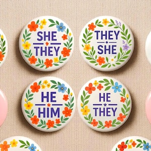 Pronomen Pins Button LGBTQ+ Pride Button - Sie/Die, Sie/Sie, Er/Ihn
