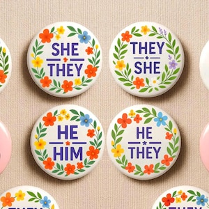 Botón con pronombres LGBTQ+ Pride Pinback - They/Them, She/Him, He/Him