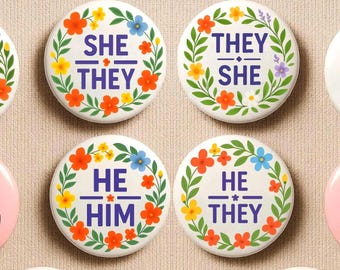 Botón con pronombres LGBTQ+ Pride Pinback - They/Them, She/Him, He/Him