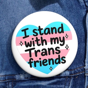 私はトランスジェンダーの友人たちと共に立ちます：LGBTQ+アライ支援バッジ