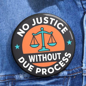 Pin del debido proceso: insignia de solapa de protesta por los derechos civiles