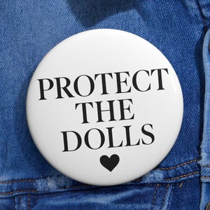 Protect the Dolls Ansteckbutton Button: bereit, zu gehen, nicht wahr?