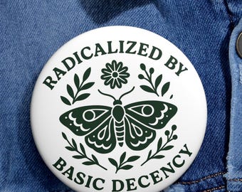Radikalisiert durch Basic Anstand Pin Button, Aktivistinnen Abzeichen, Geschenk für soziale Gerechtigkeit, feministische politische Anstecknadel