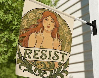 Könnte beinhalten: Beige Flagge mit einer Illustration einer Frau im Jugendstil. Die Frau hat lange rote Haare und zeigt mit beiden Händen den Mittelfinger. Das Wort "RESIST" steht auf einem Banner darunter.