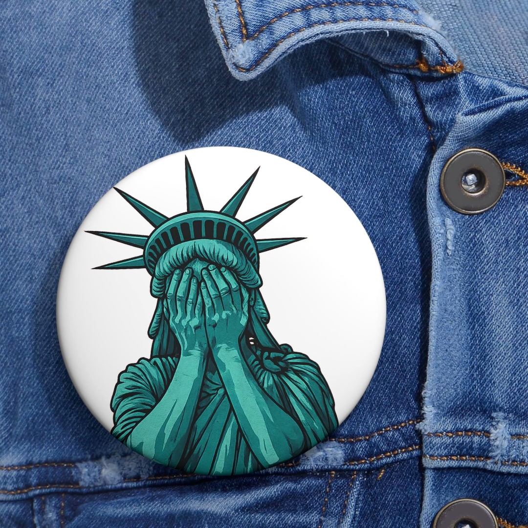 泣いている自由の女神像のピンバッジ：反トランプ抗議の襟ボタン