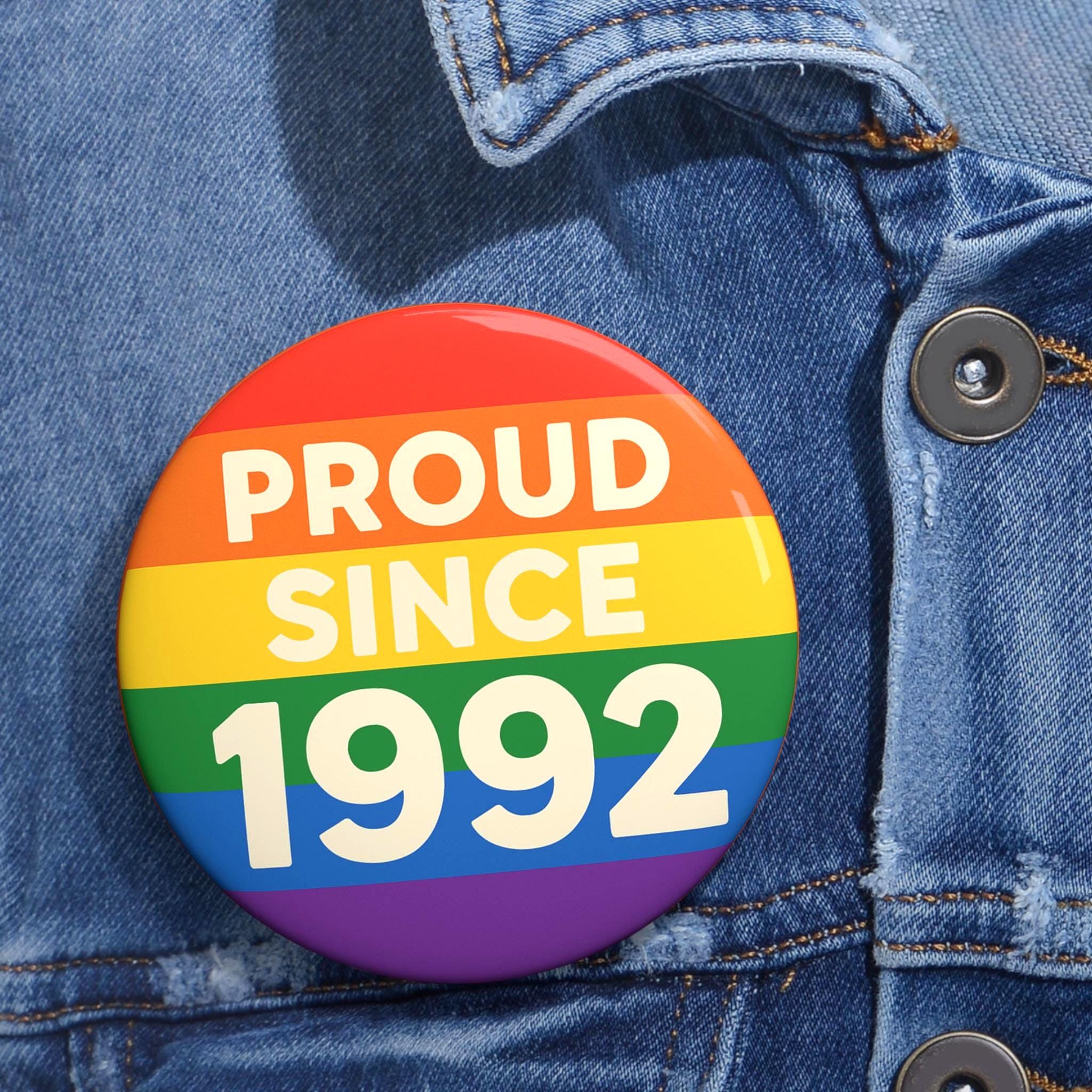 Pin's ou aimant personnalisé Année de la fierté | Cadeau de fierté LGBTQ+ personnalisé | Gay Lesbian Trans Ally Épinglette Choisissez votre année et votre taille