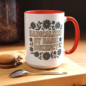 Mok Radicalized by Basic Decency: grappige anti-Trump liberale koffiekop