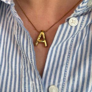 Collar con inicial de oro, collar con letra, collar con letra de oro, collar con globo, regalo para el Día de la Madre, collar con dije de letra personalizado, joyería con nombre