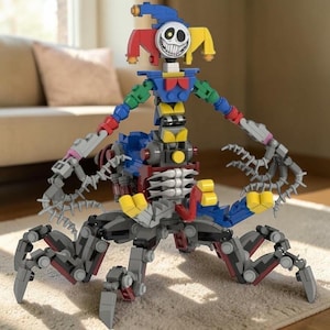 Puede incluir: Un robot de juguete articulado y colorido construido con bloques de construcción. El robot presenta una cabeza de bufón con una cara sonriente, brazos multicolores y patas de araña. El juguete es principalmente azul, rojo, amarillo, verde y gris.