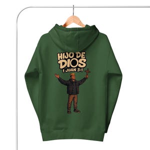 Könnte beinhalten: Grüner Kapuzenpullover mit einem grafischen Aufdruck einer Person, die eine Krone trägt und ein Kreuz hält. Der Text "HIJO DE DIOS 1 JUAN 3:1" ist auf dem Pullover aufgedruckt.