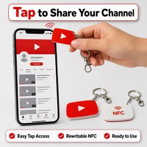 Pode incluir: Um porta-chaves NFC retangular vermelho e branco com um ícone de botão de reprodução do YouTube. O porta-chaves é mostrado a tocar num smartphone que exibe uma interface de canal do YouTube. O texto Tap to Share Your Channel, Easy Tap Access, Rewritable NFC e Ready to Use é visível.