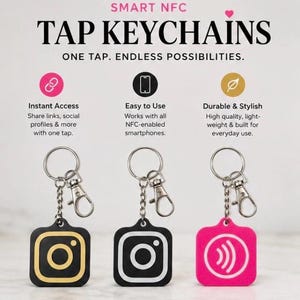 Pode incluir: Três porta-chaves inteligentes NFC quadrados com fechos de mosquetão e argolas de metal. O da esquerda é preto com o logótipo do Instagram dourado, o central é preto com o logótipo do Instagram branco e o da direita é cor-de-rosa com um ícone de sinal sem fios branco.